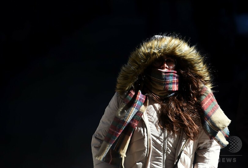 寒さにもめげず…早朝のマンハッタンを行く人たち