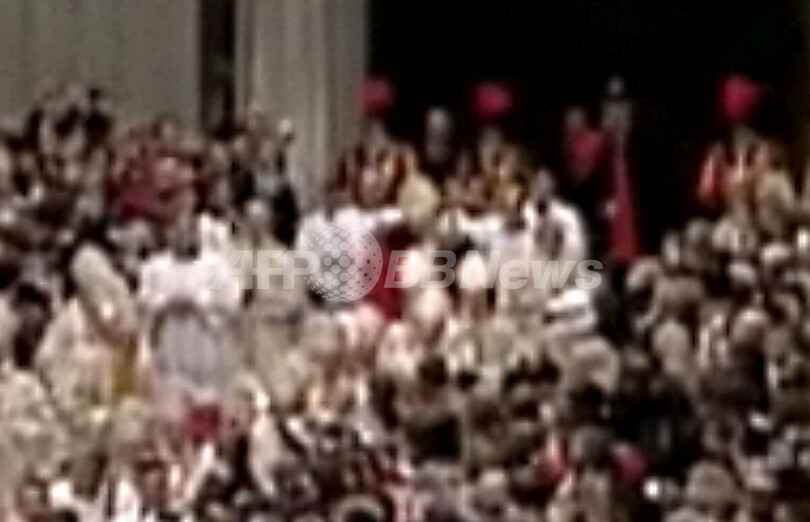 ローマ法王、女性に引っ張られ転倒 イブのミサで