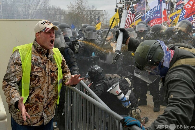 米議会突入、警察がトランプ支持者を排除 首都に外出禁止令