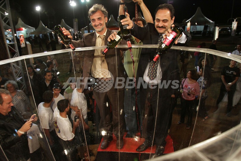 世界最大のワイングラス、ギネス認定 高さ2.4メートル