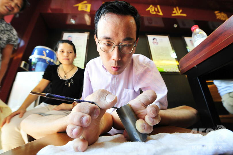 両足で篆刻を楽しむ金石篆刻業界の「売れっ子」、浙江省の彫刻家