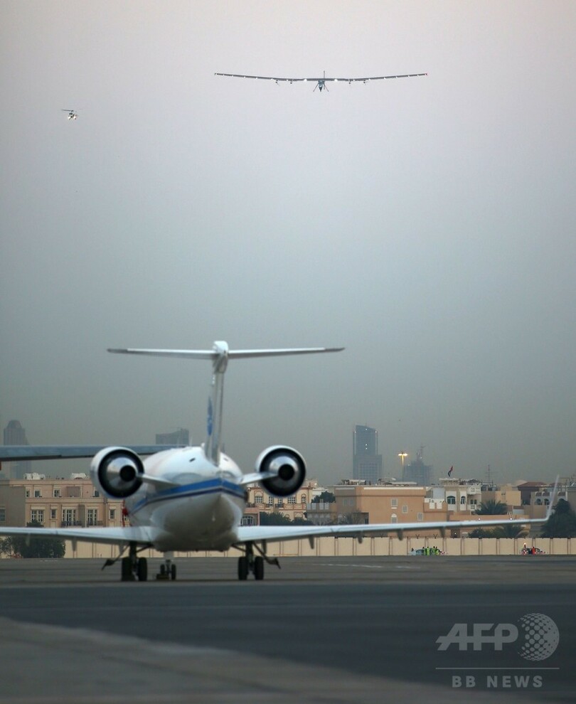 次世代ソーラー飛行機、アブダビで試験飛行に成功 世界一周へ