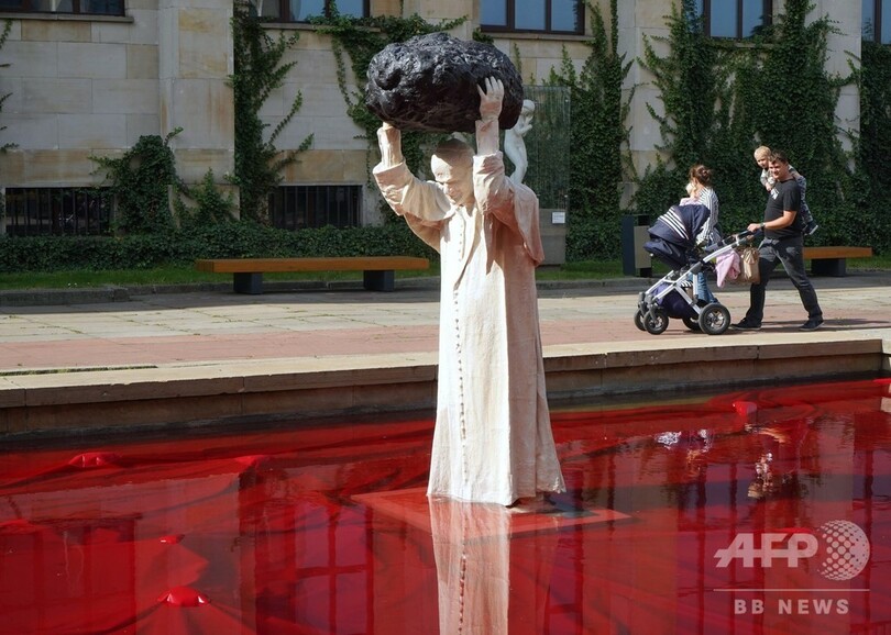 隕石掲げる「超人」教皇、故ヨハネ・パウロ2世の彫像 ポーランドで公開