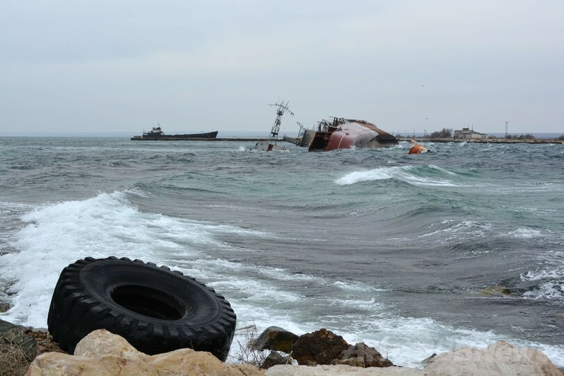 ロシア、自国艦沈ませウクライナ軍妨害か 黒海への海路ふさぐ