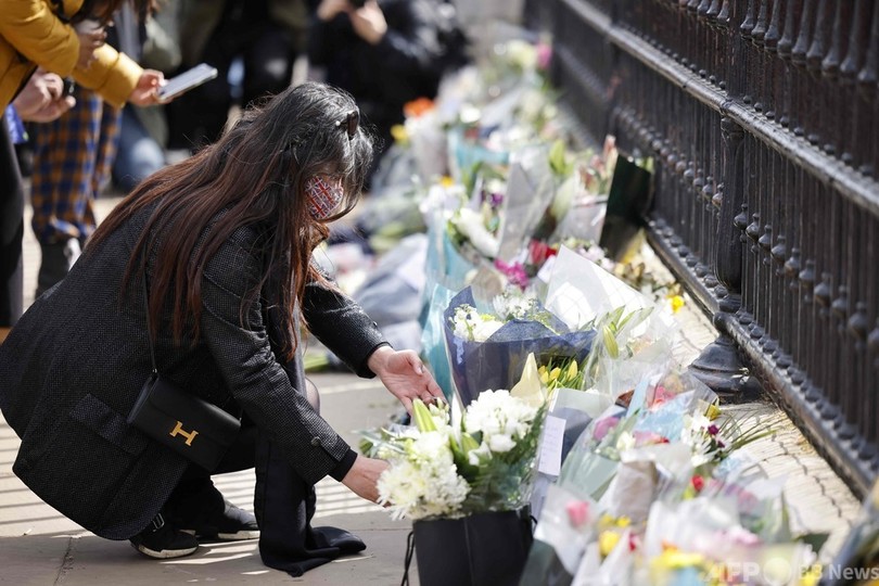 半旗に花束 英国民、フィリップ殿下を追悼