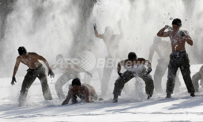 雪を浴びる特殊部隊員たち、冬の野外訓練 韓国