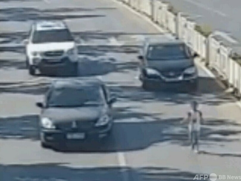 車道を走る自家用車が三角形の陣形になって子どもを守る 中国・浙江省