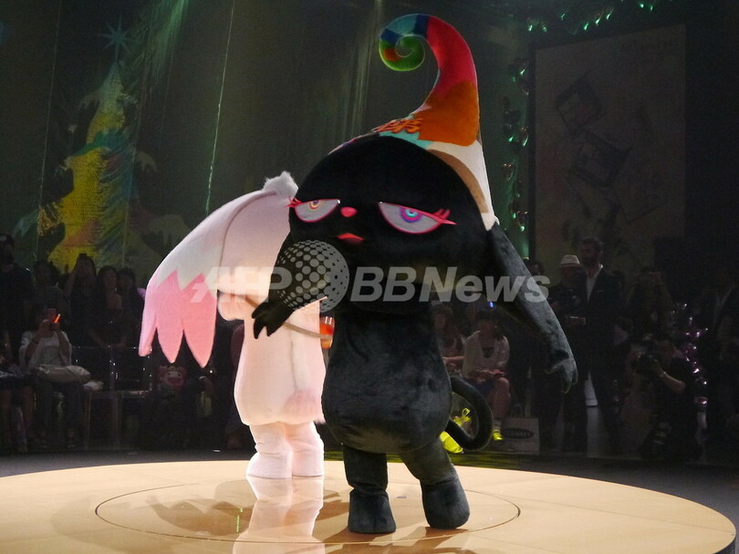 「シュウ ウエムラ」×村上隆、クリスマスコレクション発表イベント開催