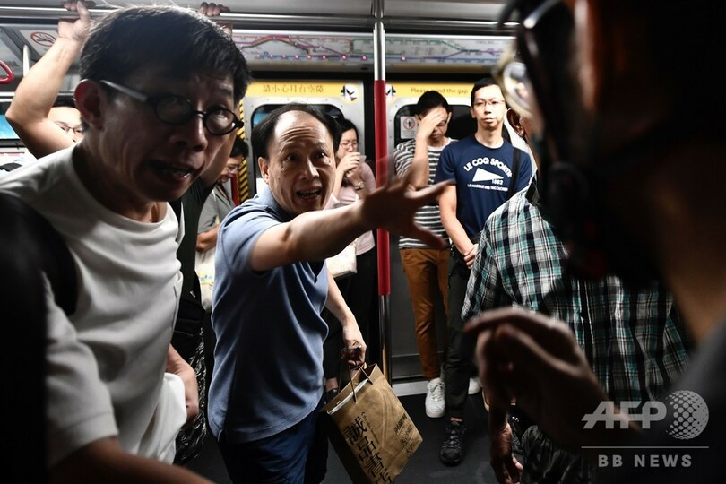 香港デモ隊が大規模スト試み、駅・空港がまひ状態に