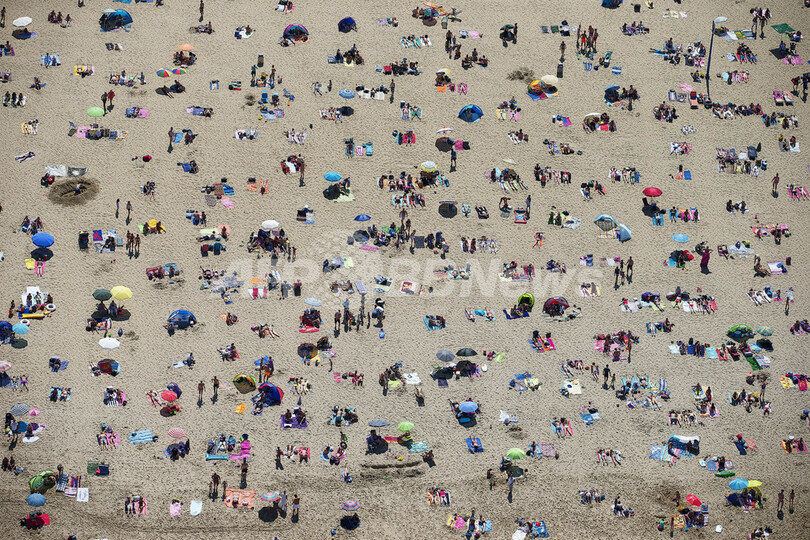真夏の海を満喫、混み合うビーチ オランダ