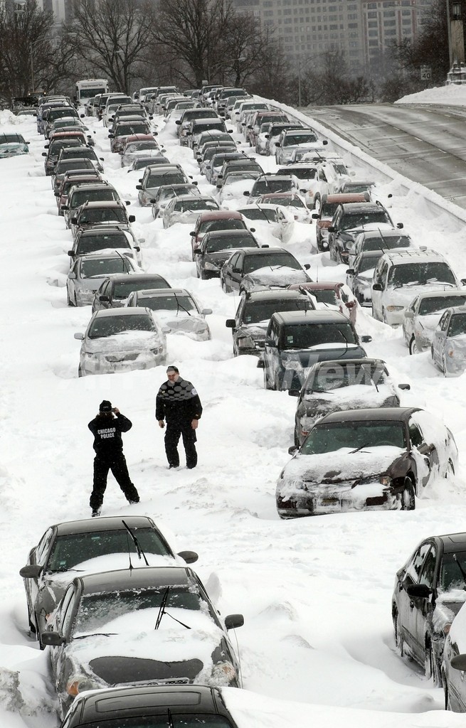 路上で車が･･･記録的雪嵐の米国