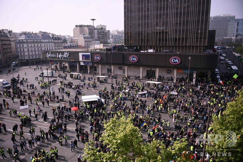 パリのメーデーに数万人参加 機動隊と衝突も