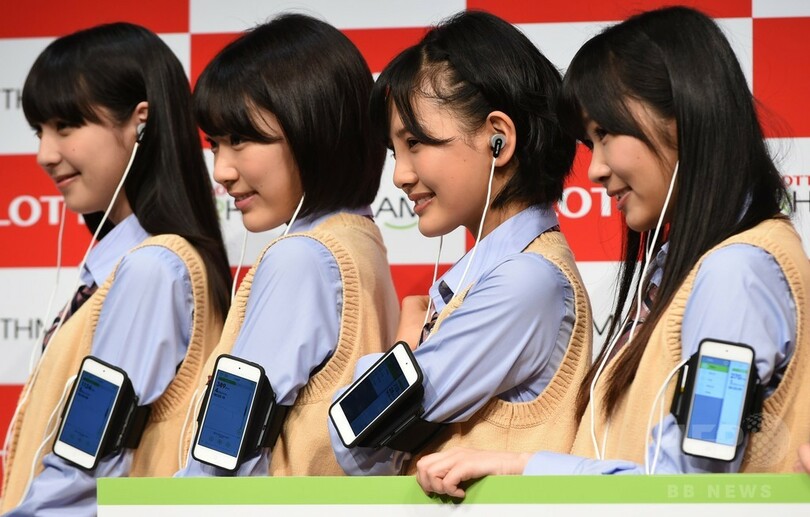ロッテのイヤホン型デバイス、「かむ」を記録 HKT48がPR