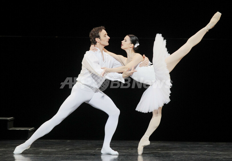 ウィーン国立バレエ団、「白の組曲」を披露