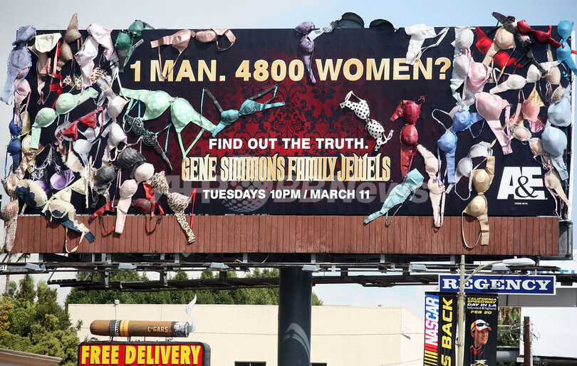 LAのサンセット大通りにジーン・シモンズの番組巨大看板が登場