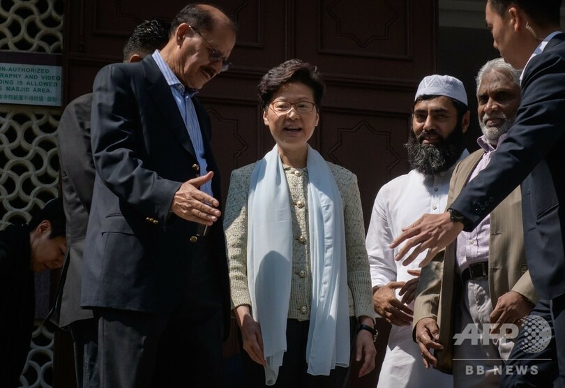 香港モスク、デモ鎮圧で青い放水浴びる 林鄭氏らが訪問し謝罪