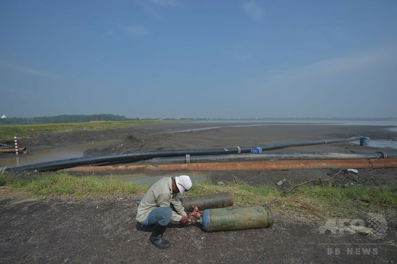泥火山噴火から10年、「災害観光客」に苦悩するジャワ島