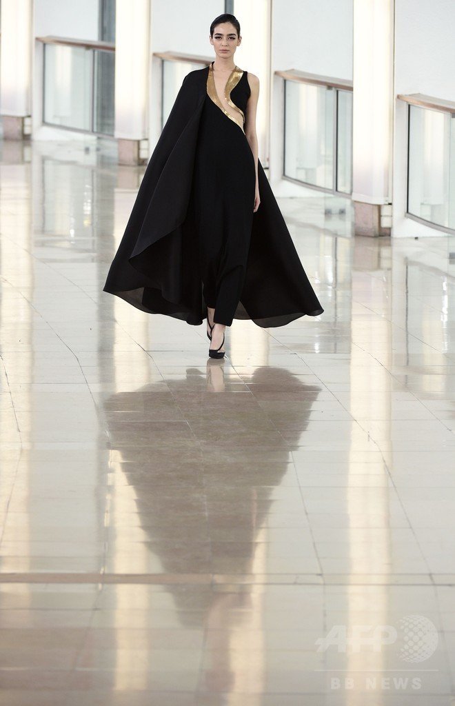 生地と色の柔らかさで魅せる究極のエレガンス、「ステファン・ローラン」15年春夏オートクチュール