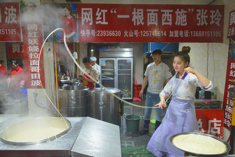 細く長〜く… 麺は続くよ宋代から 四川省・成都の観光名物に