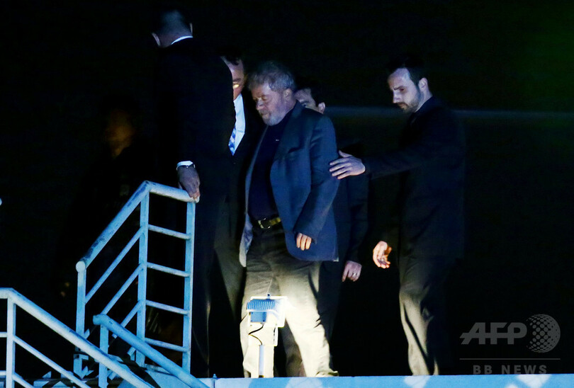 ブラジルのルラ元大統領、ヘリで拘置施設に到着