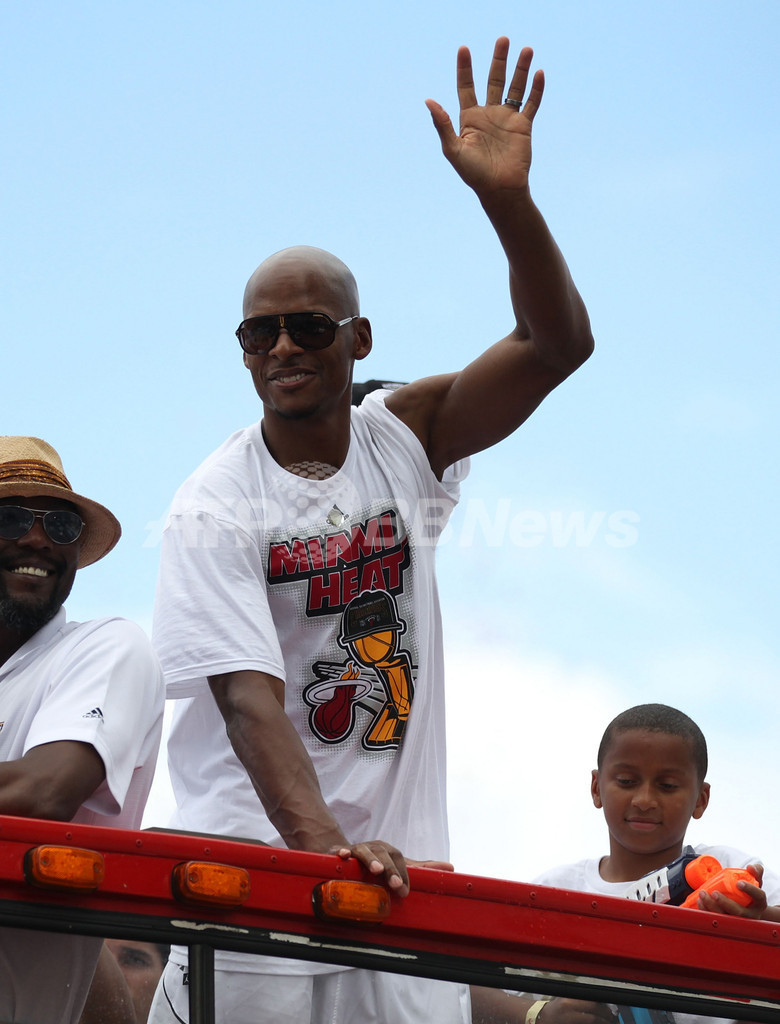 NBAファイナル連覇のマイアミ・ヒートが優勝パレード