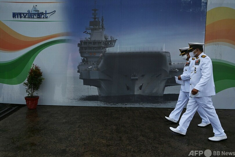 インド初の国産空母が就役、中国に対抗