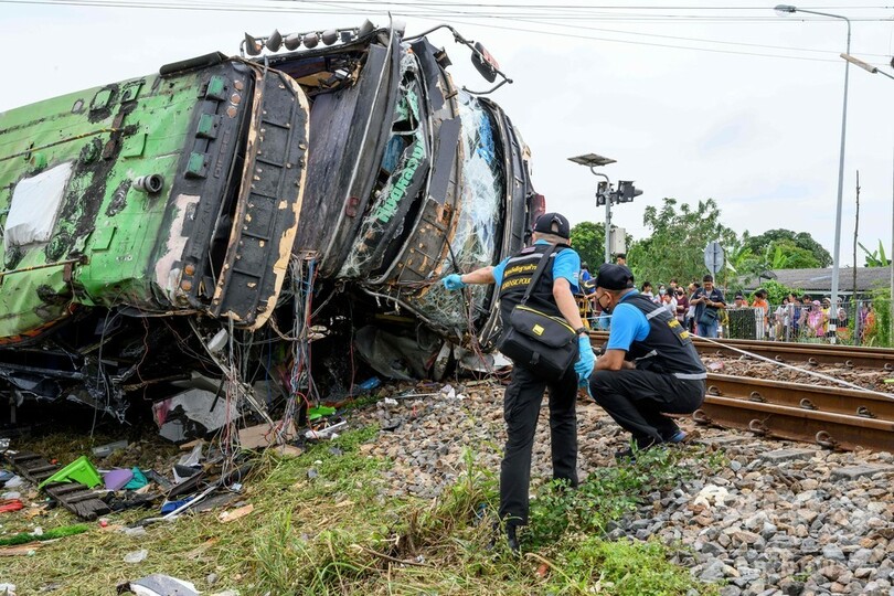 バスが列車と衝突、18人死亡 タイ・バンコク郊外