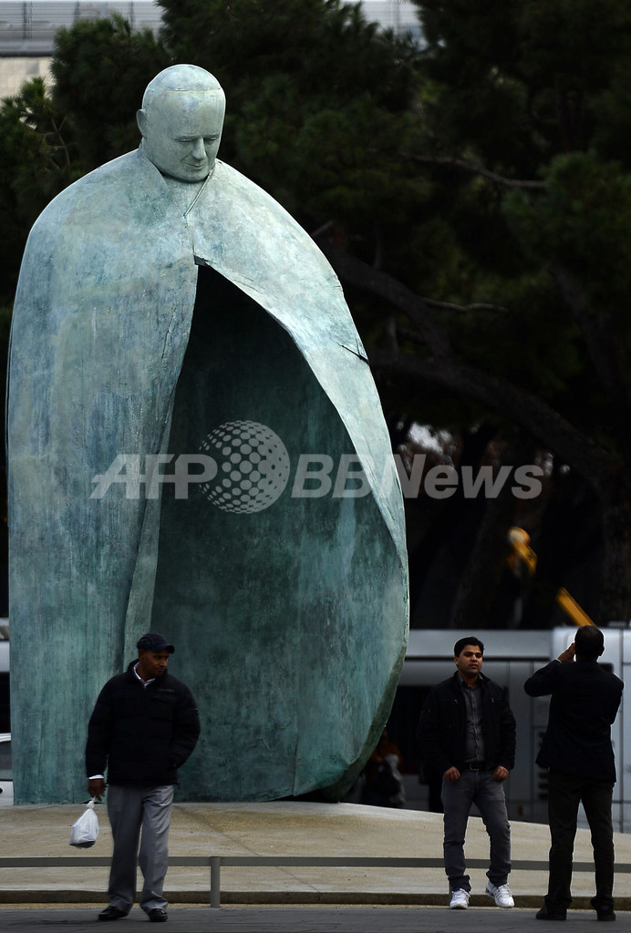 酷評されたヨハネ・パウロ2世像、改修して再公開 ローマ