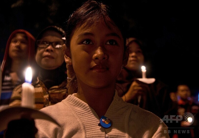 不明エアアジア機、最初の2遺体が帰還