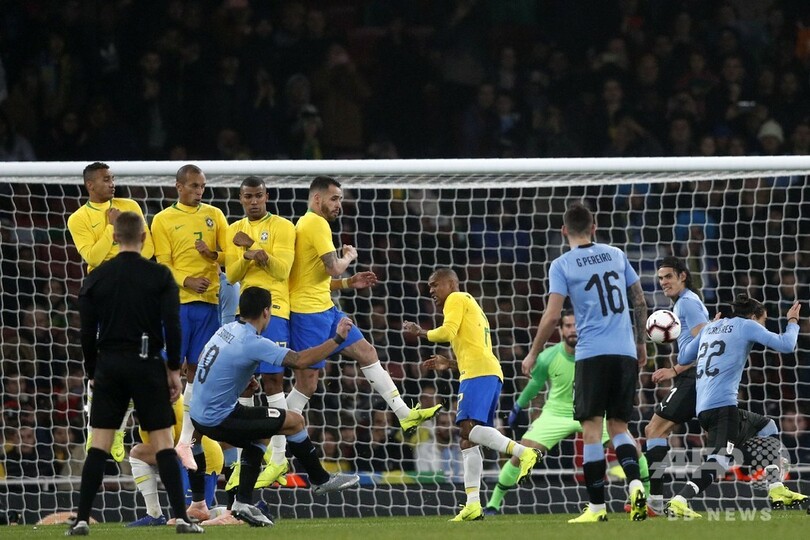 ブラジルがウルグアイとの激戦制す、疑惑PKをネイマールが決める