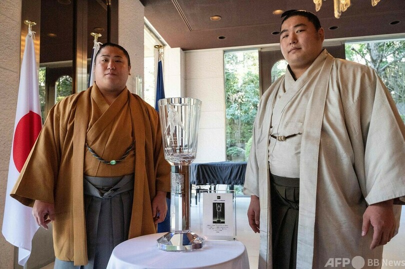 大相撲の若隆景、若元春がチェコ大使館訪問