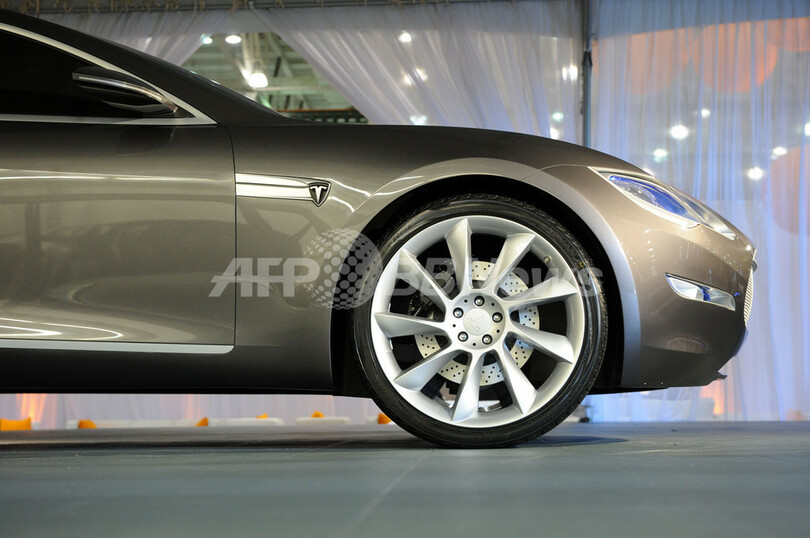 米テスラ、新型「モデルS」の試作車発表