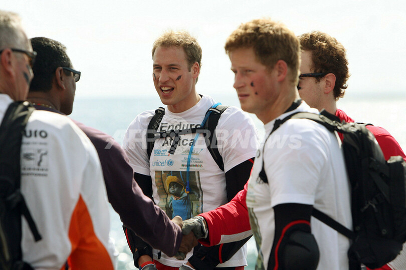 英国の両王子、アフリカでチャリティーバイクレースに出場