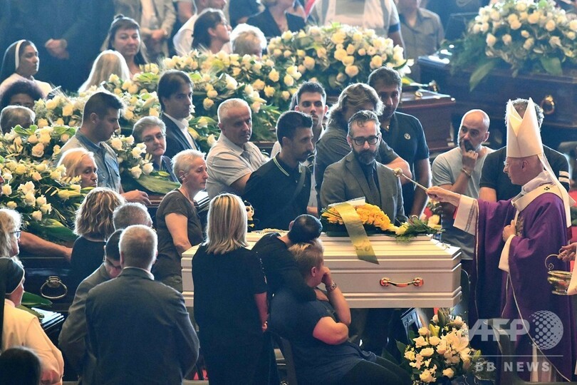 イタリア橋崩落で合同葬儀、参加拒否の遺族も 現場では新たな遺体