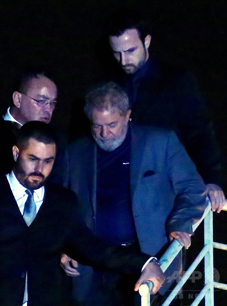 ブラジルのルラ元大統領、ヘリで拘置施設に到着