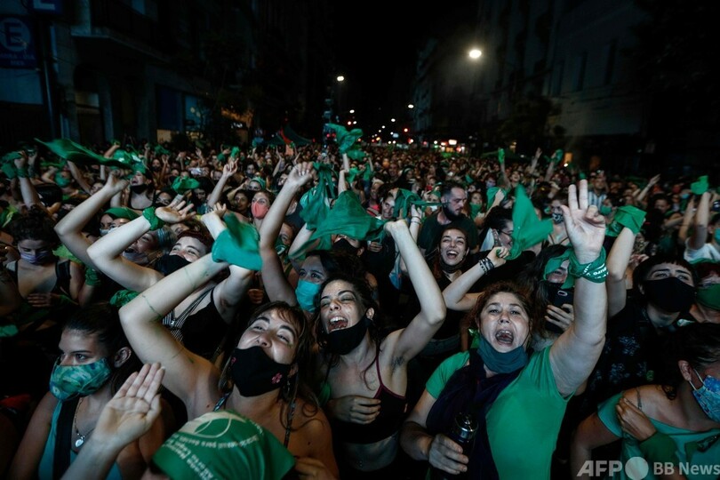 アルゼンチン上院、人工中絶合法化法案を可決 賛成派は歓喜