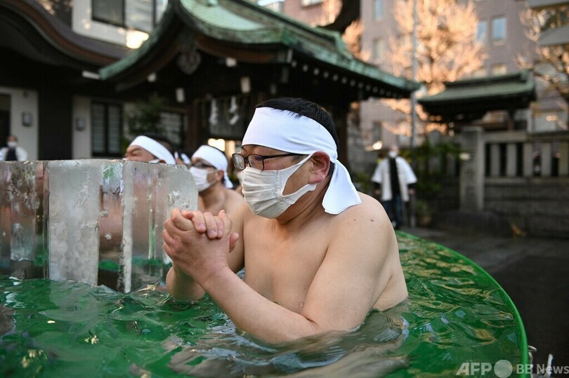 都内神社で寒中水浴 疫病退散願う