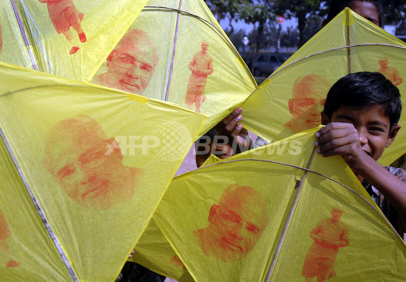 インドの空にカラフルなたこが乱舞、国際たこ揚げ大会開催