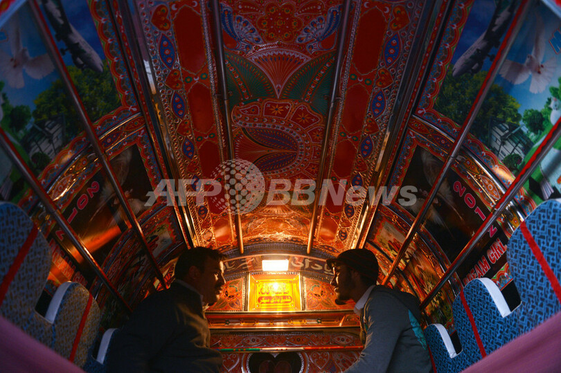 「動く芸術」、華やかに装飾されたパキスタンの車