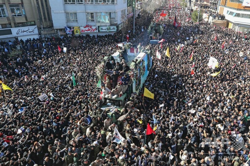 イラン司令官葬送で参列者ら転倒、50人超死亡