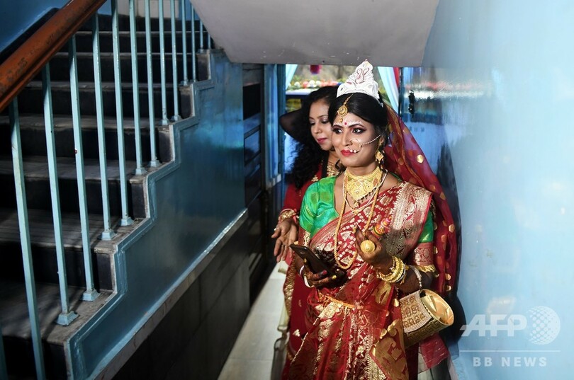 印トランスジェンダーカップルが挙式、西ベンガル州で初か