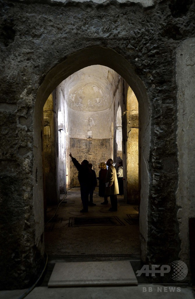 伊ローマ地下聖堂の化粧しっくい、修復作業が進行中