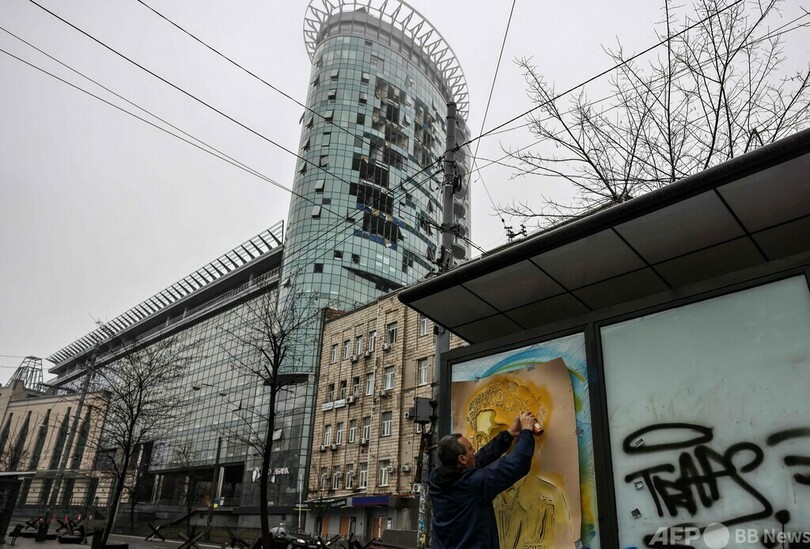 仏アーティスト、ウクライナに壁画 「笑顔と人間らしさを」