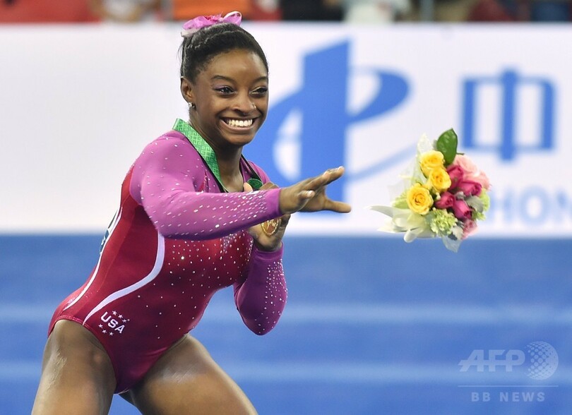 ハチが表彰式で女王バイルスを襲撃、世界体操