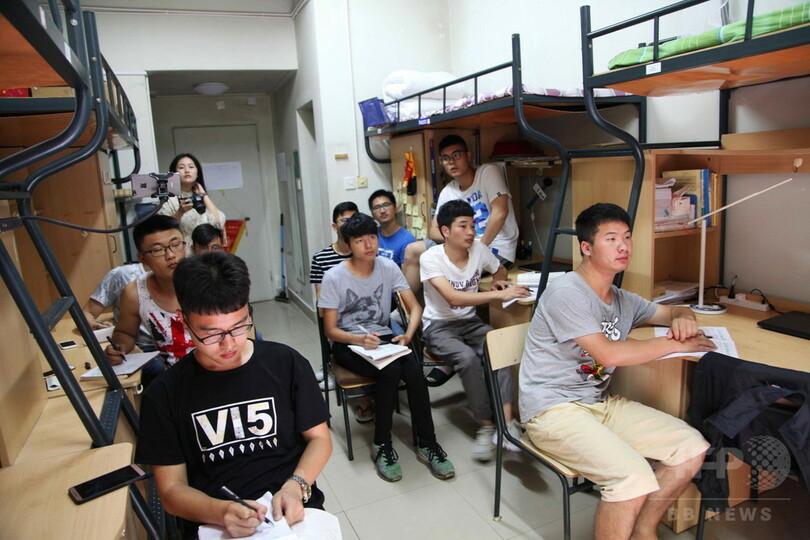 同級生たちのために補習を中継、中国の男子寮