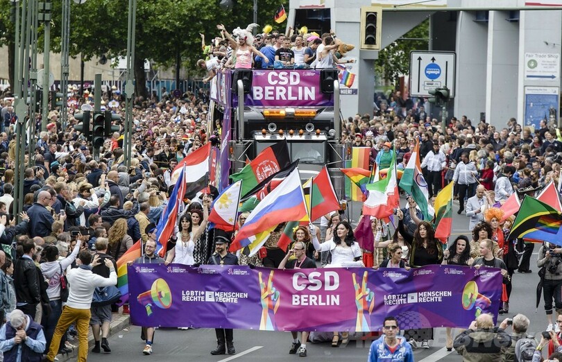 ベルリンで恒例のゲイパレード、差別撤廃と受容求める