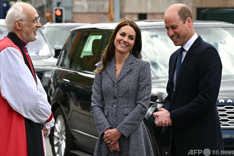 ウィリアム英王子夫妻、自爆攻撃犠牲者の追悼碑除幕式出席