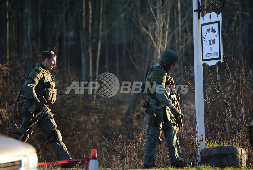米コネティカット州の小学校で銃乱射、子供20人 大人6人死亡