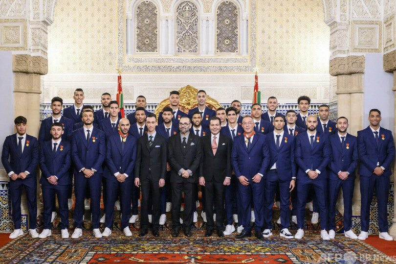 W杯4強のモロッコが凱旋パレード、母親同伴で国王に謁見