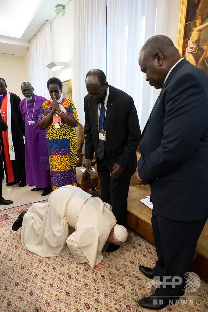 ローマ法王 足にキス 南スーダン大統領と反政府勢力指導者らに 写真8枚 国際ニュース Afpbb News ローマ法王 足にキス 南スーダン大統領と反政府勢力指導者らに 写真8枚 国際ニュース Afpbb News
